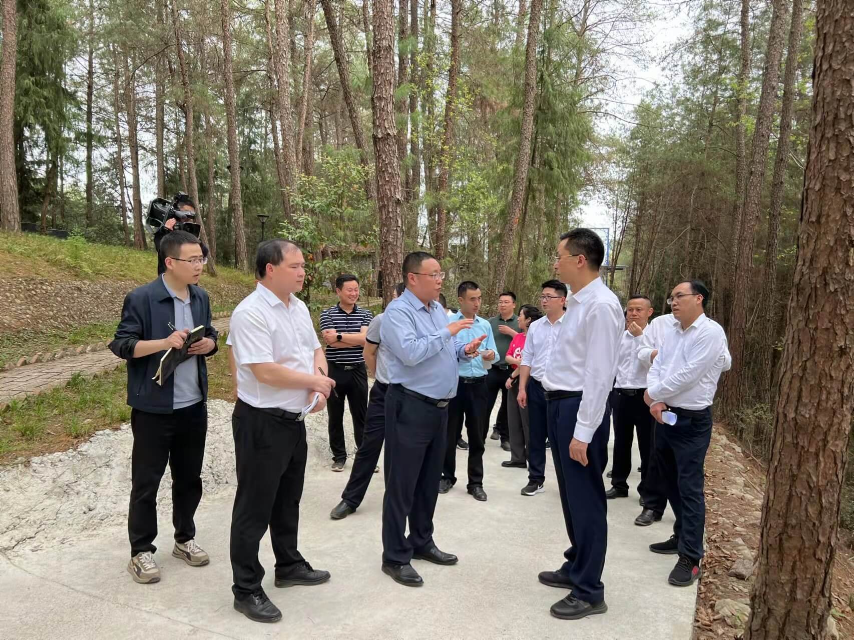 通江縣縣委書(shū)記李玉甫帶領(lǐng)發(fā)改、財(cái)政、經(jīng)信等部門(mén)負(fù)責(zé)人等一行來(lái)公司調(diào)研