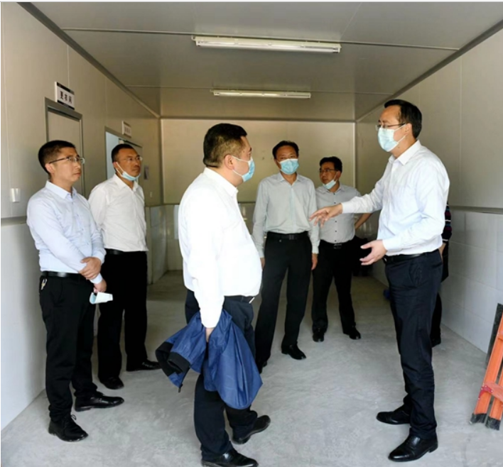 4月22日，縣委副書(shū)記、縣長(zhǎng)譚青松到我公司督導(dǎo)肉制品產(chǎn)業(yè)發(fā)展