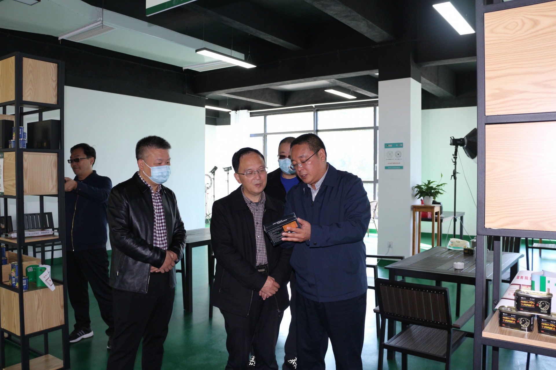 巴中市人大常委會黨組副書記、副主任袁聞聰一行蒞臨巴山牧業(yè)考察并調(diào)研